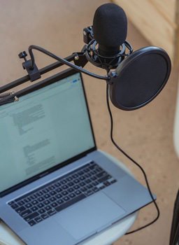 Laptop mit Text und Mikrofon