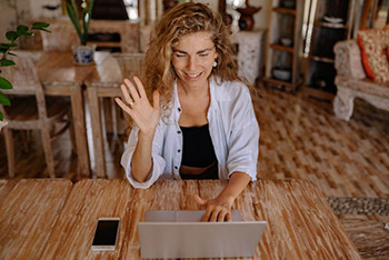 Junge Frau bei einer Online-Lehrstunde