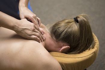 Frau liegt auf einer Massageliege