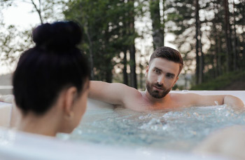 Junges Paar in einem Hot Tub