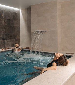 Paar im Pool in einem Wellnesshotel