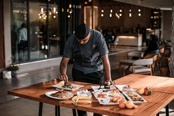 Restaurant-Chef bei der Zubereitung von Speisen