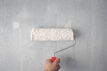 Wand wird in Grauton gestrichen