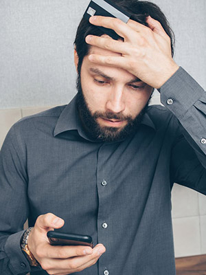 Junger Mann bemerkt, dass sein Smartphone gehackt wurde.