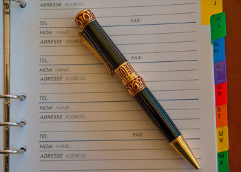 Adressbuch mit Stift