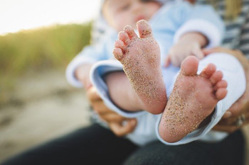 Sandige Babyfüße