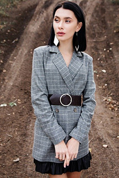 Frau mit Blazer und Minirock