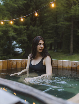 Frau in einem Hot Tub