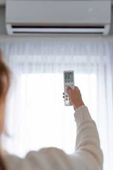 Einstellen einer modernen Klimaanlage mit einer Fernbedienung