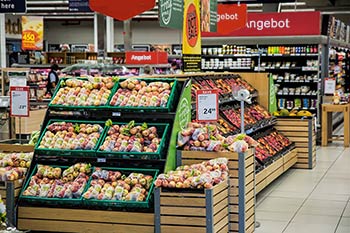 Discounter mit Lebensmitteln im Angebot