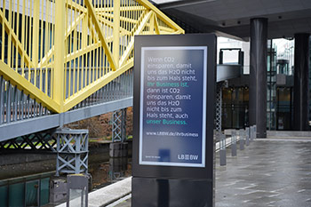 Digital Signage Infoscreen vor einem Firmeneingang