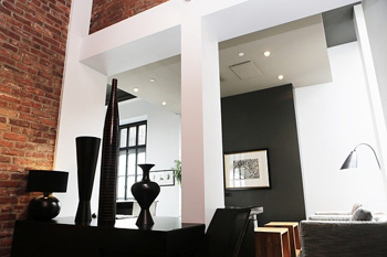 Modernes Wohnzimmer mit auffälliger Wandgestaltung