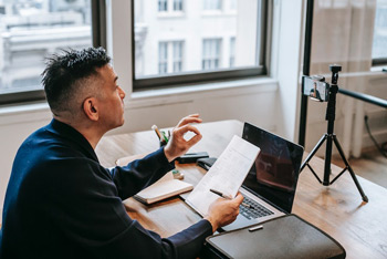 Online Trainer bei der Aufnahme einer Lerneinheit