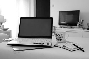 Laptop im Wohnzimmer
