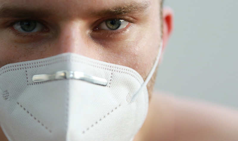 Mann mit FFP2-Maske