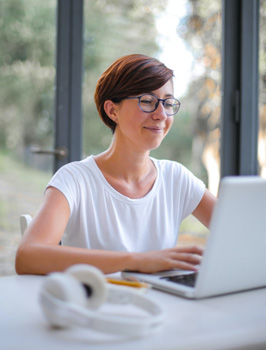 Frau an ihrem Laptop bei einem Online-Kurs