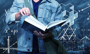 Student mit Buch vor einer Tafel mit Formeln