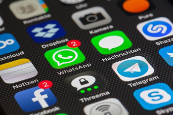 Bild eines Smartphone-Displays, auf dem viele Social Media Apps zu sehen sind