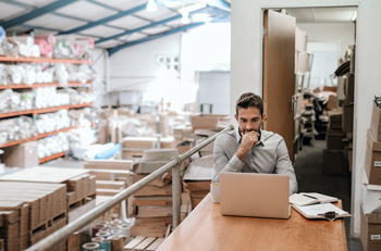 Online-Shop-Betreiber am Laptop