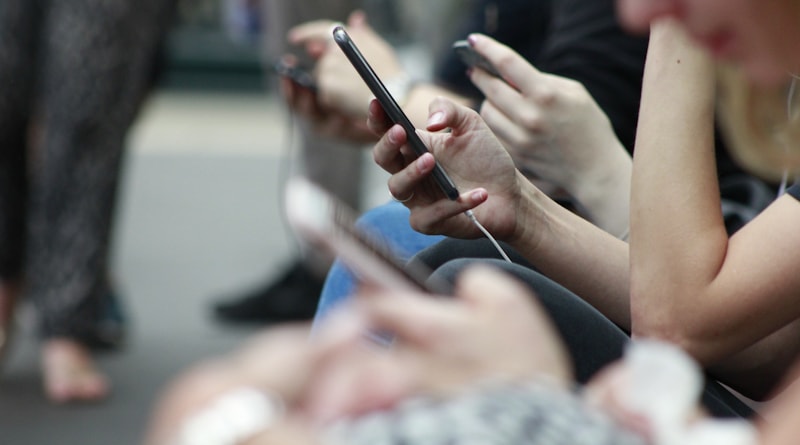 Menschen nutzen Smartphones als Symbol für die weltweit vernetzte Kommunikation