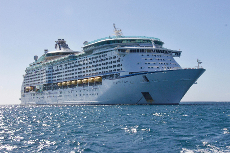 Ein Kreuzfahrtschiff auf dem offenen Meer auf der Fahrt in den Urlaub