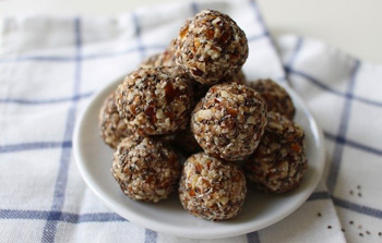 Teller mit Energy Balls