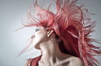 Frau mit pinken Haaren