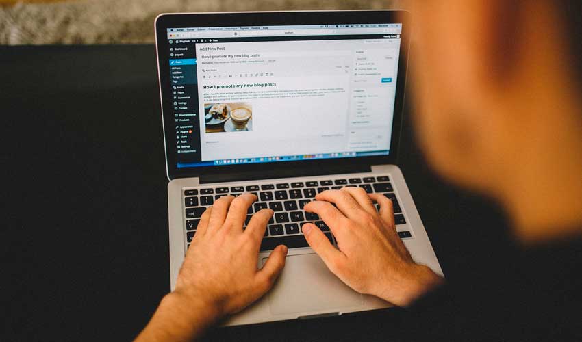 Blogger am Laptop