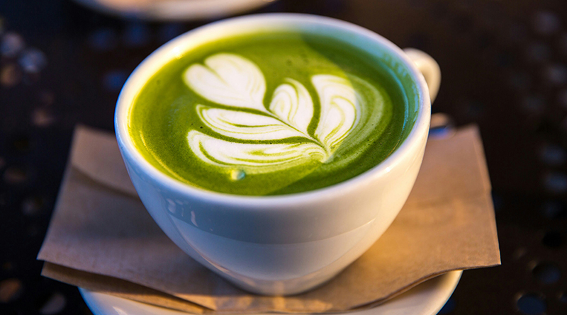 Eine Porzellan- oder Keramiktasse it Matcha-Tee