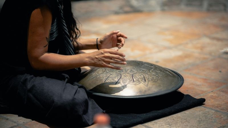 Ausschnitt einer Person, die auf einer Handpan spielt