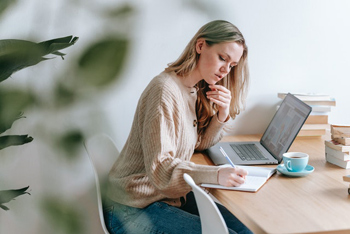 Junge Frau bei der Keyword-Recherche