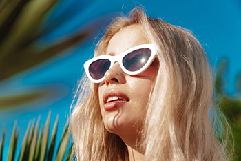 Junge Frau mit weißer Cateye-Sonnenbrille